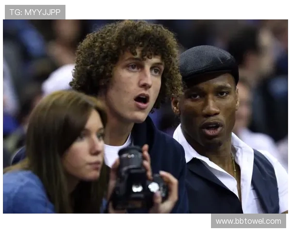 足球明星齐聚现场观战篮网精彩对决视频回顾 足球明星齐聚现场观战篮网精彩对决视频回顾