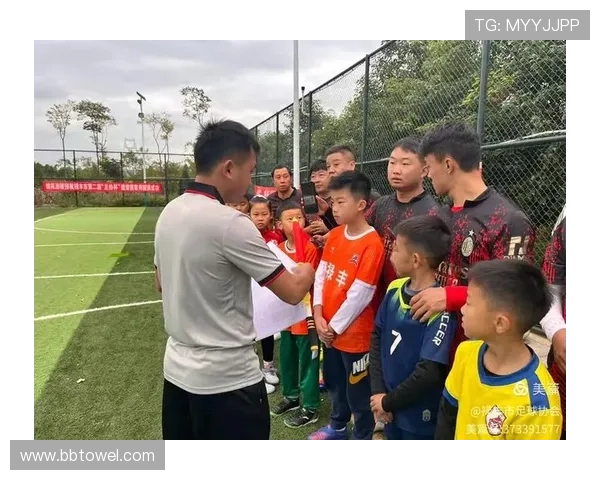 足球明星齐聚一堂高清大合照展现绿茵场上的荣耀与友谊 足球明星齐聚一堂高清大合照展现绿茵场上的荣耀与友谊